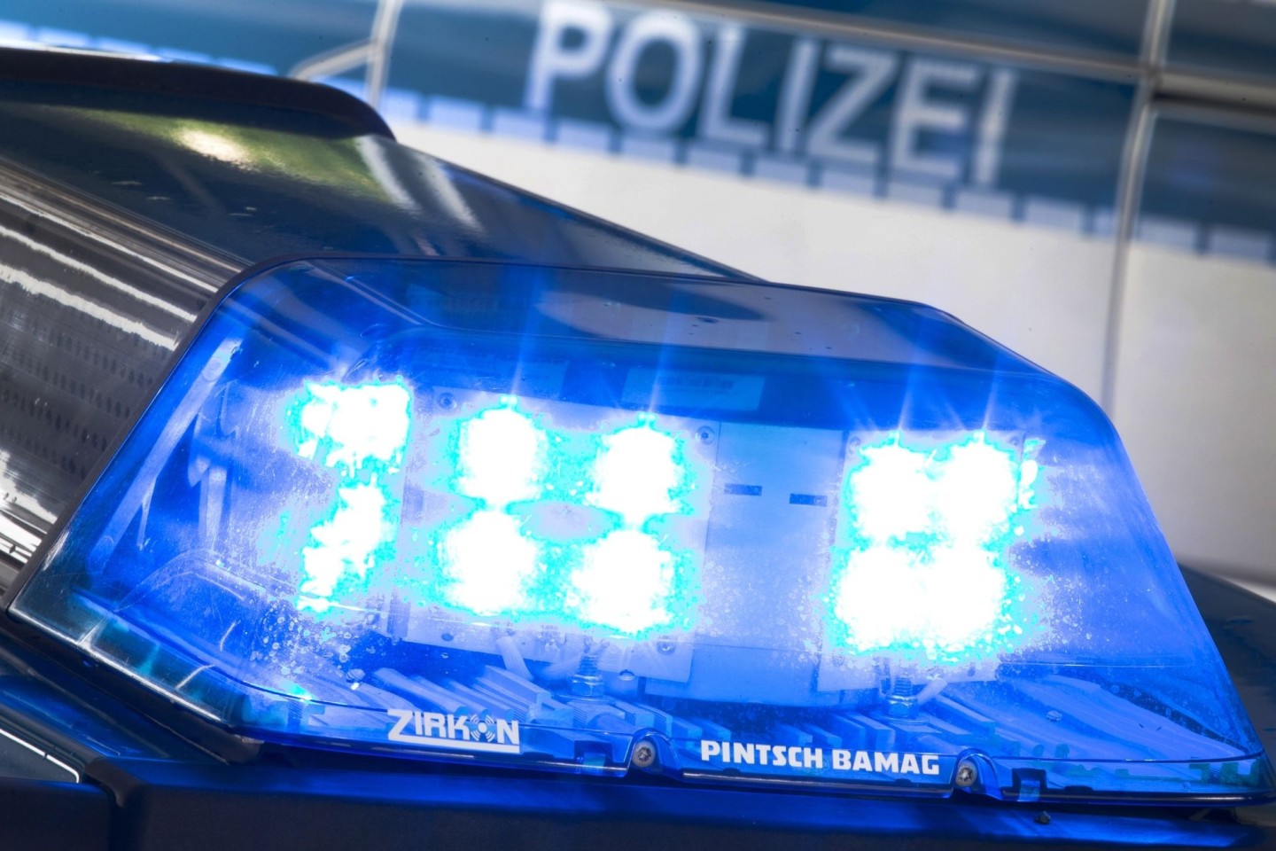 Die Ermittlungen der Polizei dauern an, nachdem eine 16-Jährige nach einer Party zweimal von einem Auto überrollt worden war.