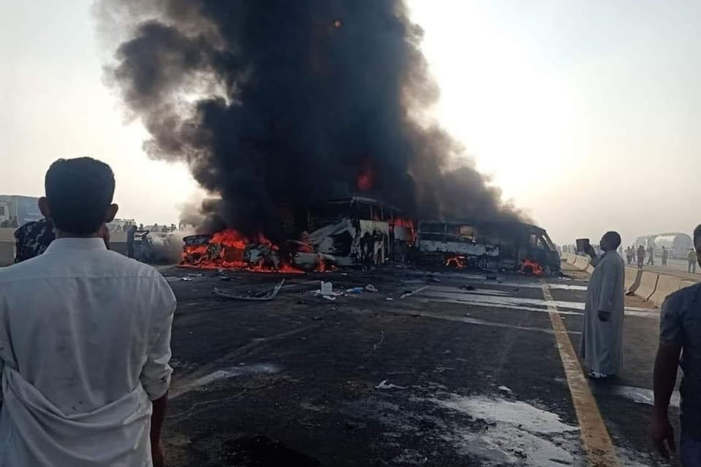 Bei einem Zusammenstoß mehrerer Fahrzeuge auf einer Schnellstraße in Ägypten sind mindestens 32 Menschen ums Leben gekommen.