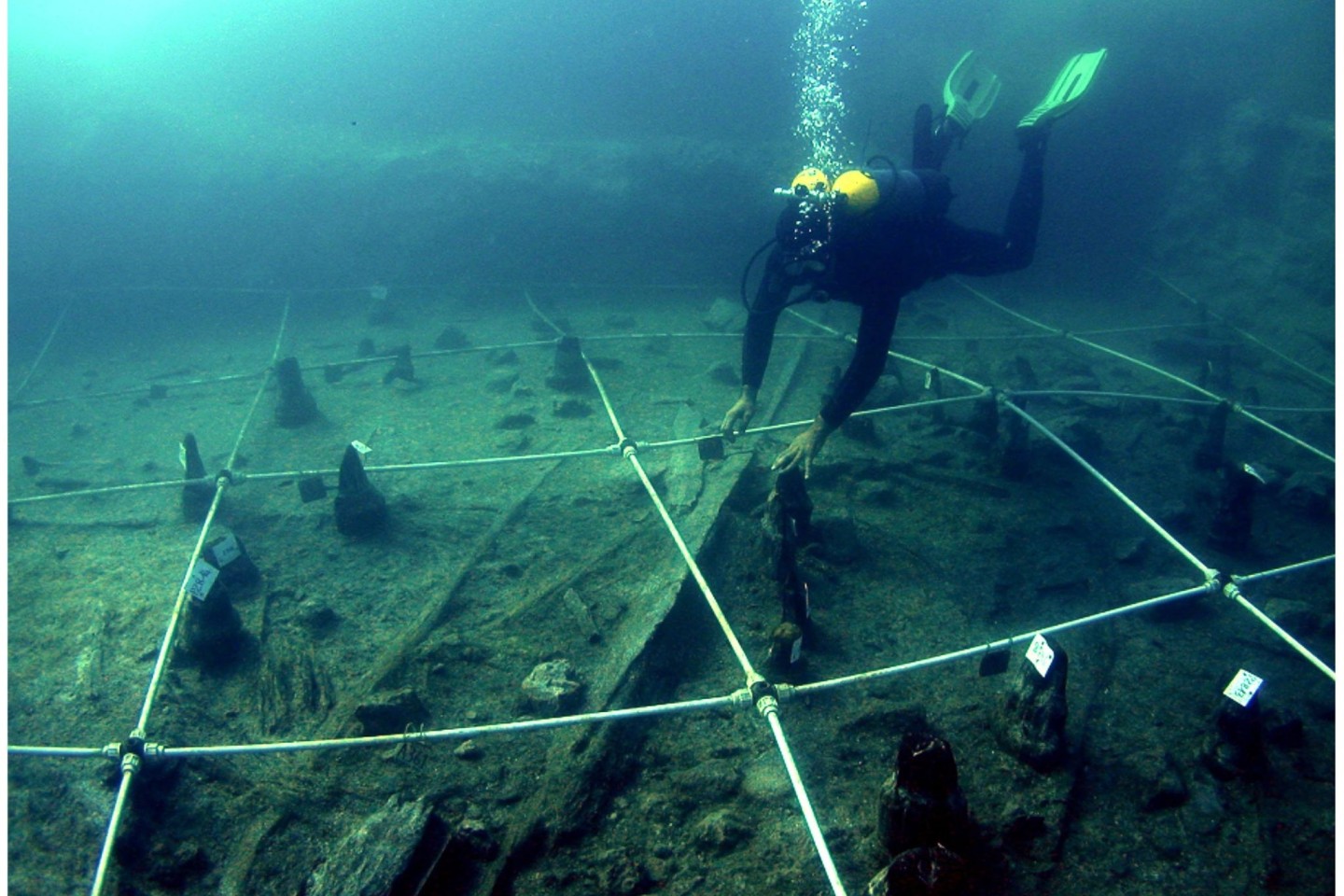 Ein Kanu wird Boden des Braccianosees ausgegraben. Die abgenutzten Überreste der mehr als 7000 Jahre alten Kanus lassen erahnen, wie ausgeprägt das Wissen über die Seefahrt bereits in der...