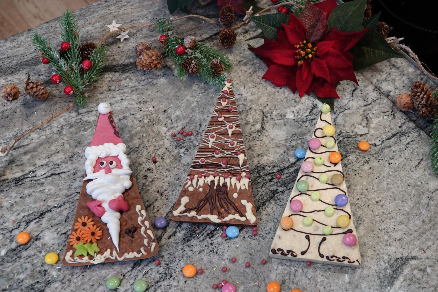 Selbstgemachte Schokolade in der Showküche der ältesten noch existierenden Schweizer Schokoladenmanufaktur Cailler in Broc im Kanton Freiburg, dekoriert für Weihnachten.