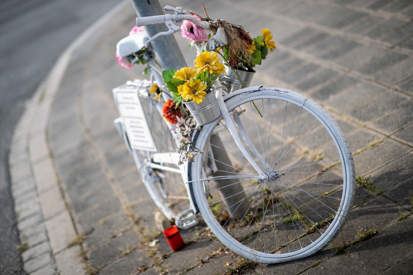 Gedenken an eine von einem abbiegenden Lkw überfahrene Radfahrerin. (Symbolbild)