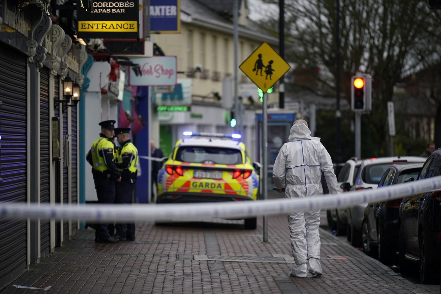 Gerichtsmediziner und Polizisten am Tatort - ein Restaurant im Vorort Blanchardstown.