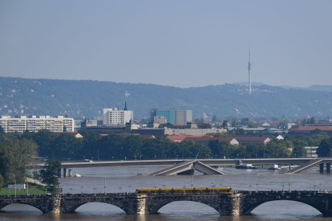 Aufräumarbeiten an vielen Orten - Elbe und Oder steigen an