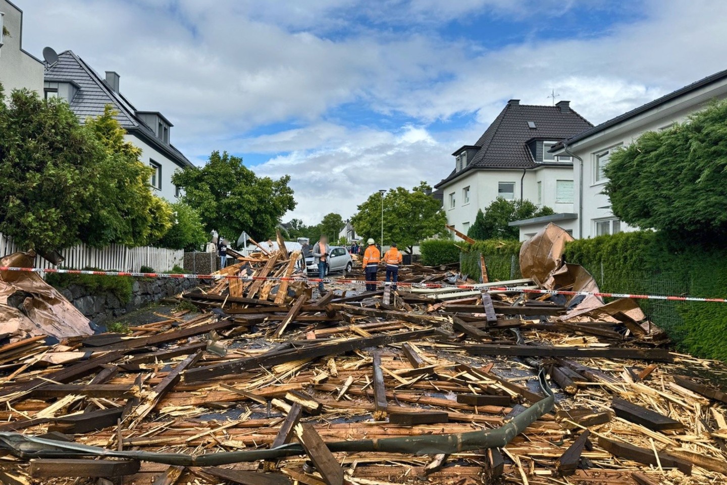 Trümmer des Kirchturmdaches liegen auf der Straße: Der Dachstuhl wurde nun völlig zerstört.