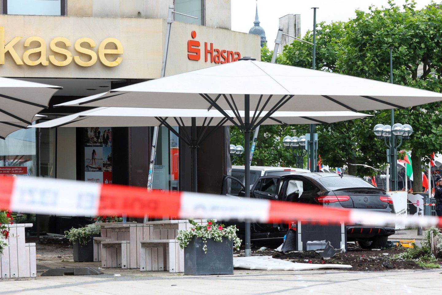 Am Jungfernstieg in der Hamburger Innenstadt ist ein Auto in eine Bankfiliale gefahren.