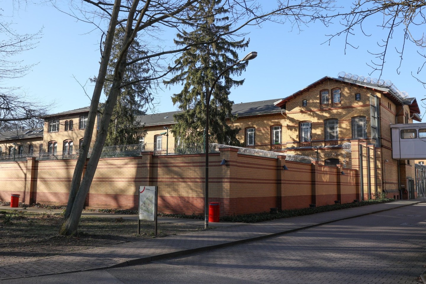 Eines der Gebäude vom Krankenhaus-Maßregelvollzug auf dem Gelände der Karl-Bonhoeffer-Nervenklinik.