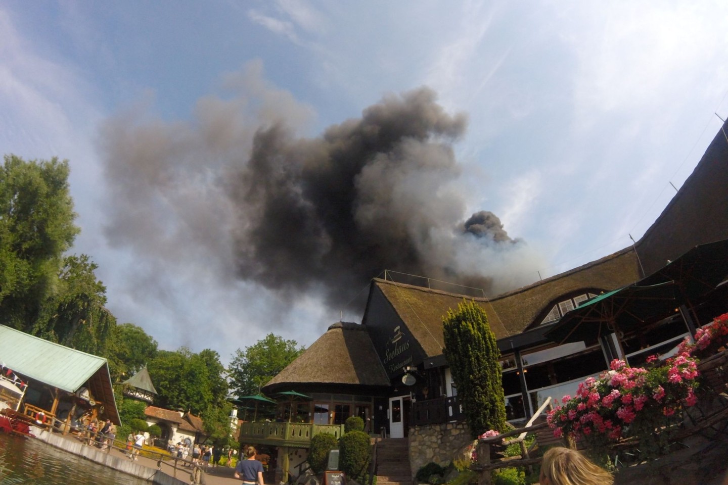 Rauch über einem Gebäude im Europa-Park in Rust.