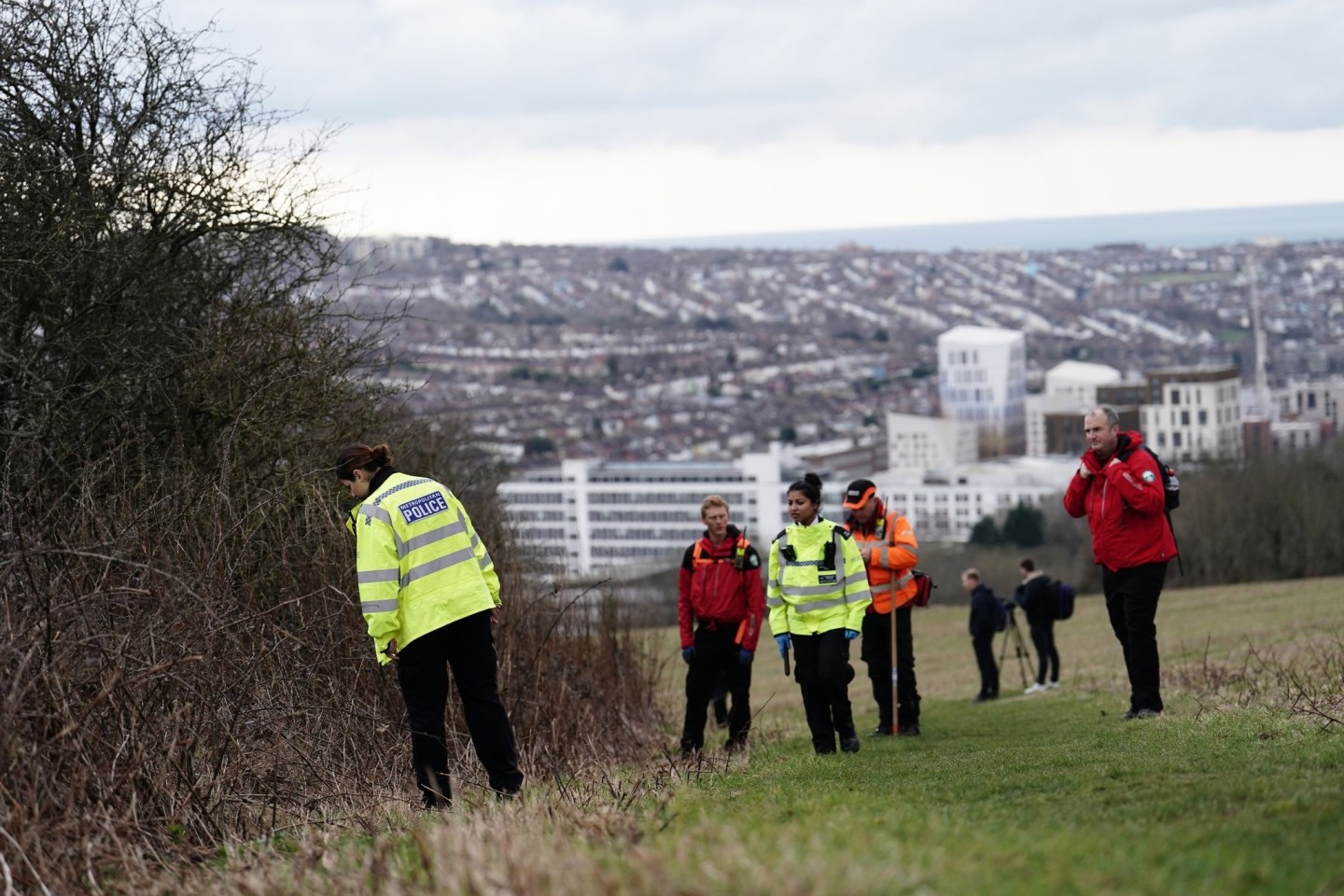 Polizeibeamte in Brighton während der Suche nach dem vermissten Baby.