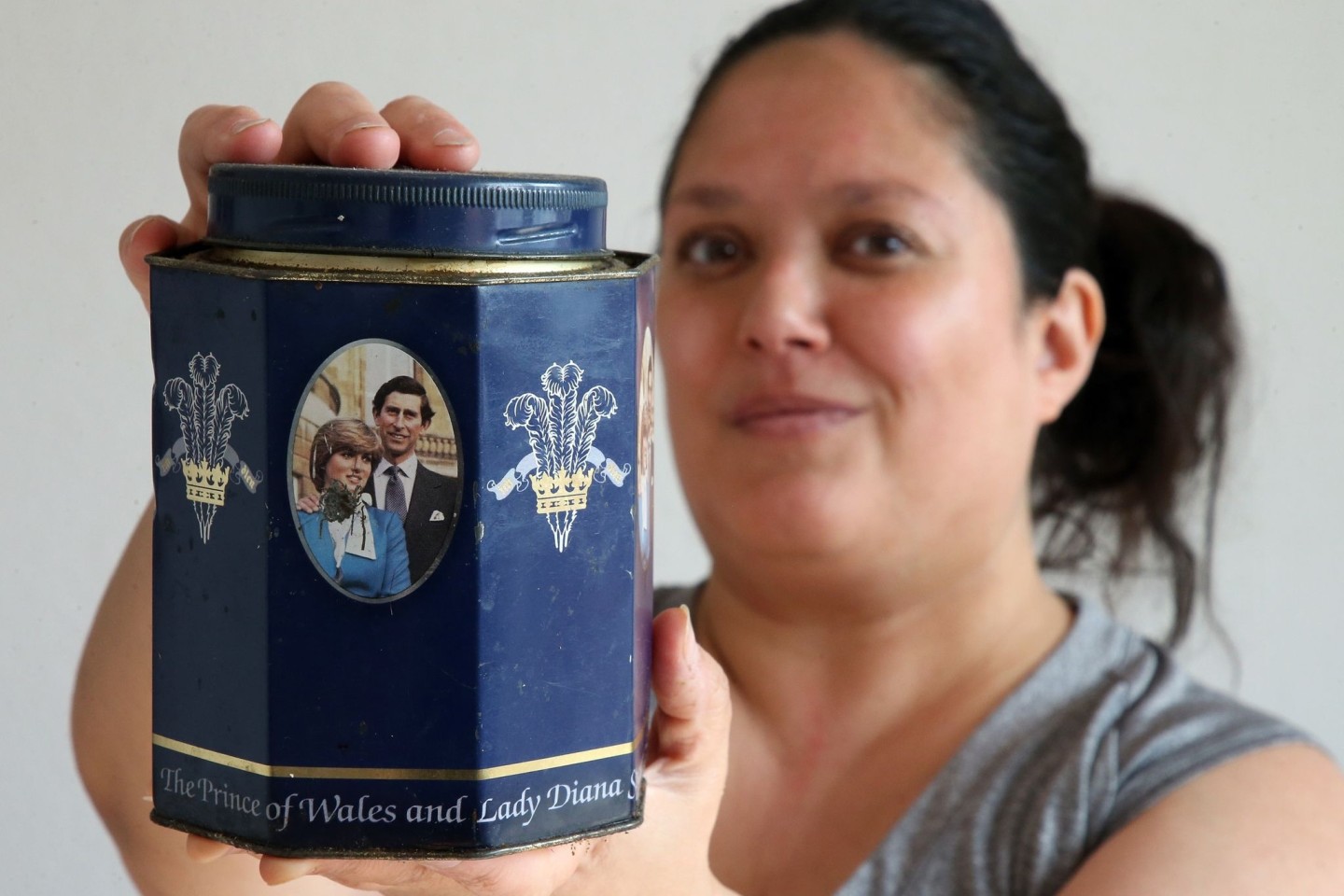 Royal-Kritikerin Jacinta Nandi in Berlin mit einer Teedose mit einem Bild vom damaligen Prinz Charles und Diana.