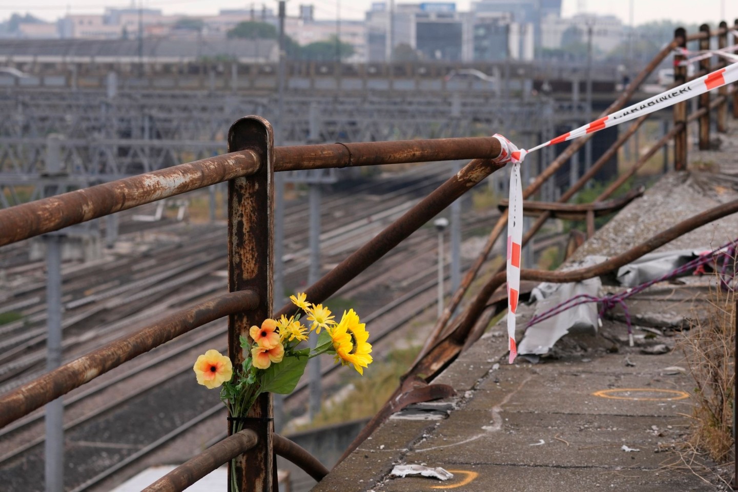 Ein Strauß Plastikblumen nahe der Unfallstelle in Mestre.