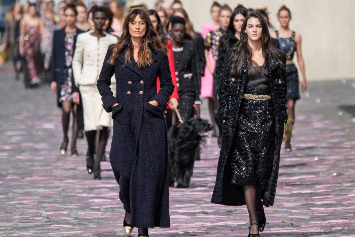 Die Show wurde von der langjährigen Chanel-Muse Caroline de Maigret (l) eröffnet.