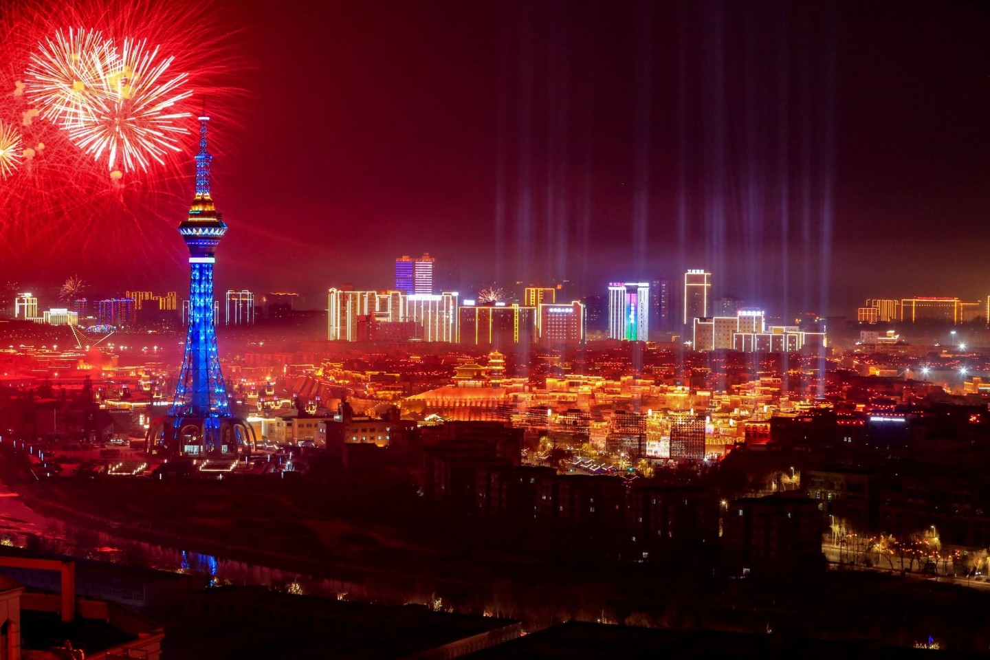 Ein Feuerwerk explodiert am Nachthimmel von Kashgar im nordwestchinesischen Autonomen Gebiet Xinjiang Uygur.