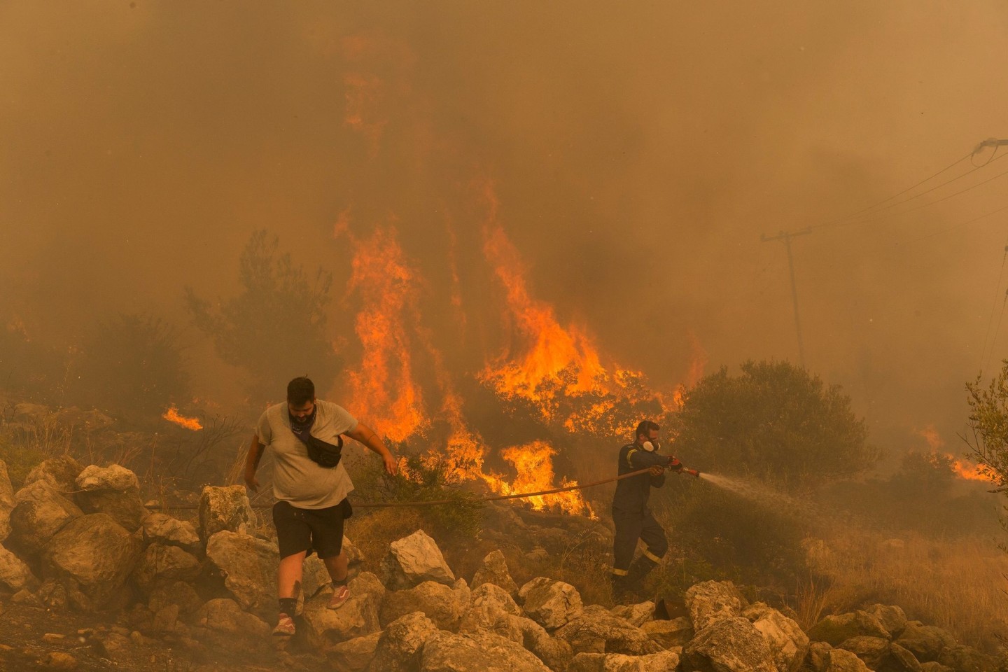 Ein Feuerwehrmann kämpft am im Dorf Hasia in der Nähe von Athen gegen einen Waldbrand.