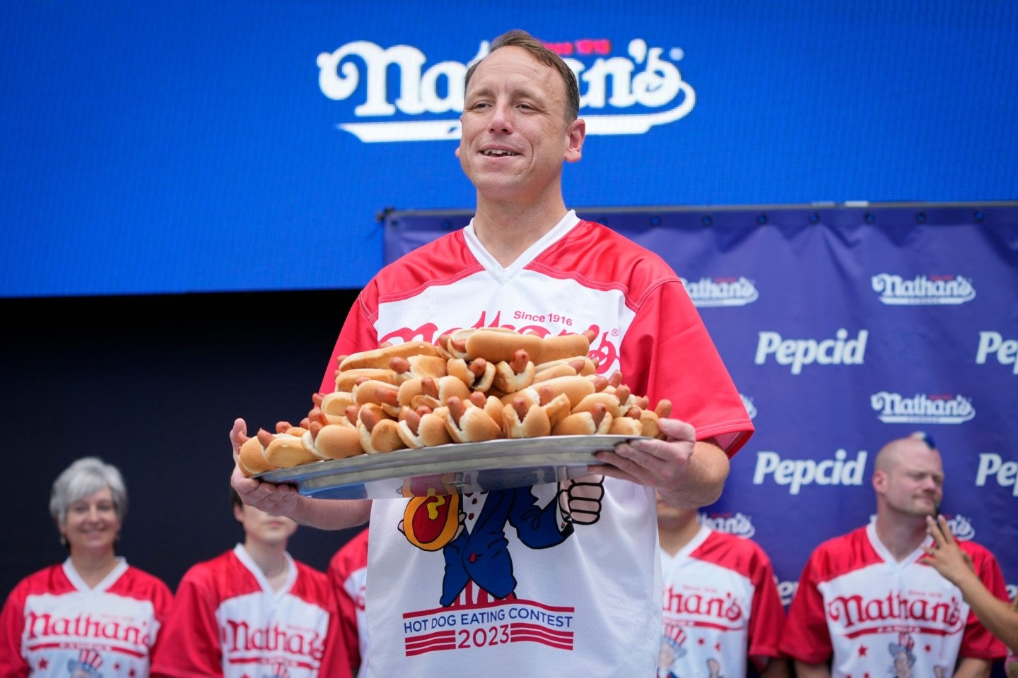 Joey Chestnut hat erneut das New Yorker Hot-Dog-Wettessen für sich entschieden.