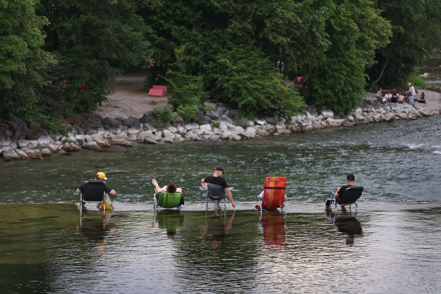 Junge Männer auf Campingstühlen in Landsberg am Lech.