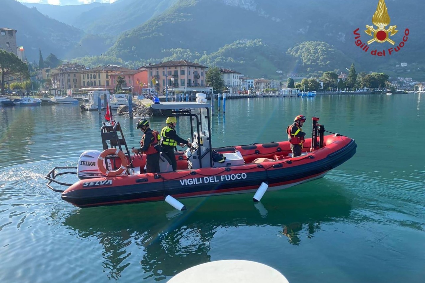 Feuerwehrleute bei der Suche auf dem Iseosee.