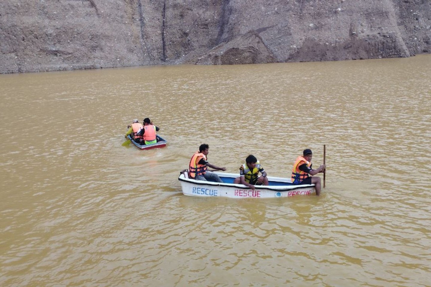 Rettungskräfte an der Stelle des Erdrutsches in einer Jademine in Myanmar.