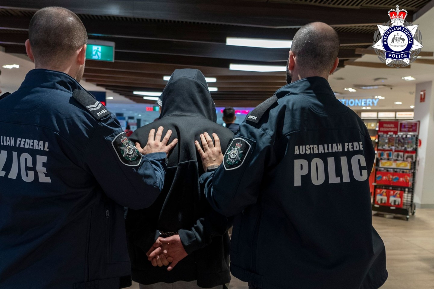 Polizisten führen den Schmuggler ab.