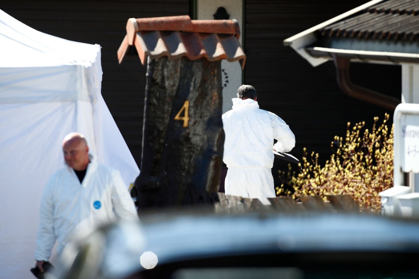 Polizisten der Spurensicherung arbeiten auf dem Grundstück des Multimillionärs Tom Hagen in Lørenskog.