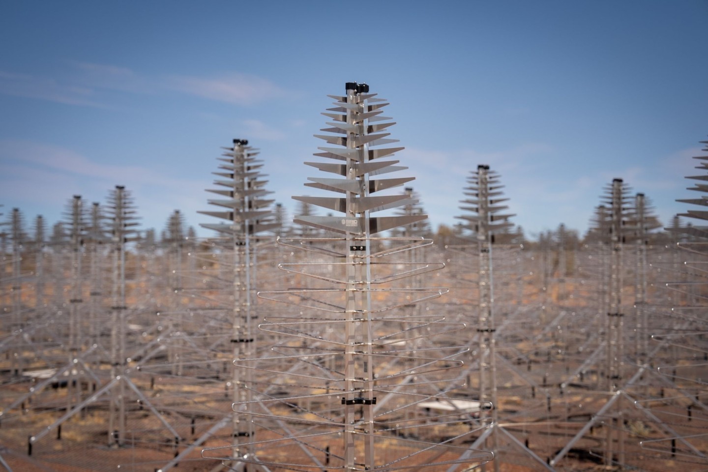 Bereits im Oktober 2023 wurden Prototypen der SKA-Low-Antennen in dem Murchison-Radioastronomie-Observatorium installiert.