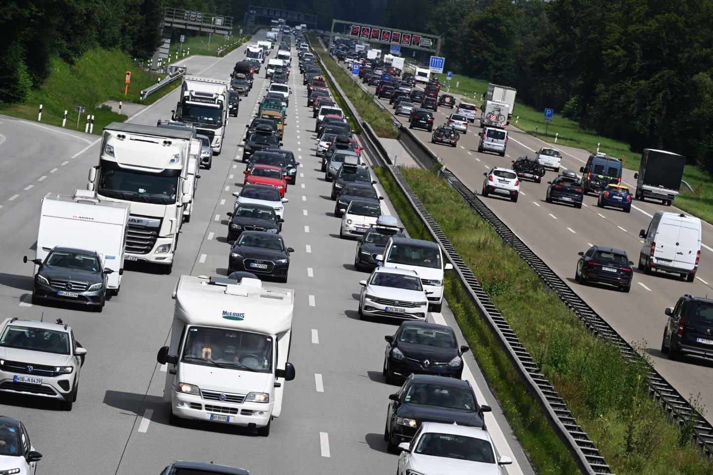 Alle Bundesländer in den Sommerferien: Deutschlandweit erwartet der ADAC ein schlimmes Stauwochenende.