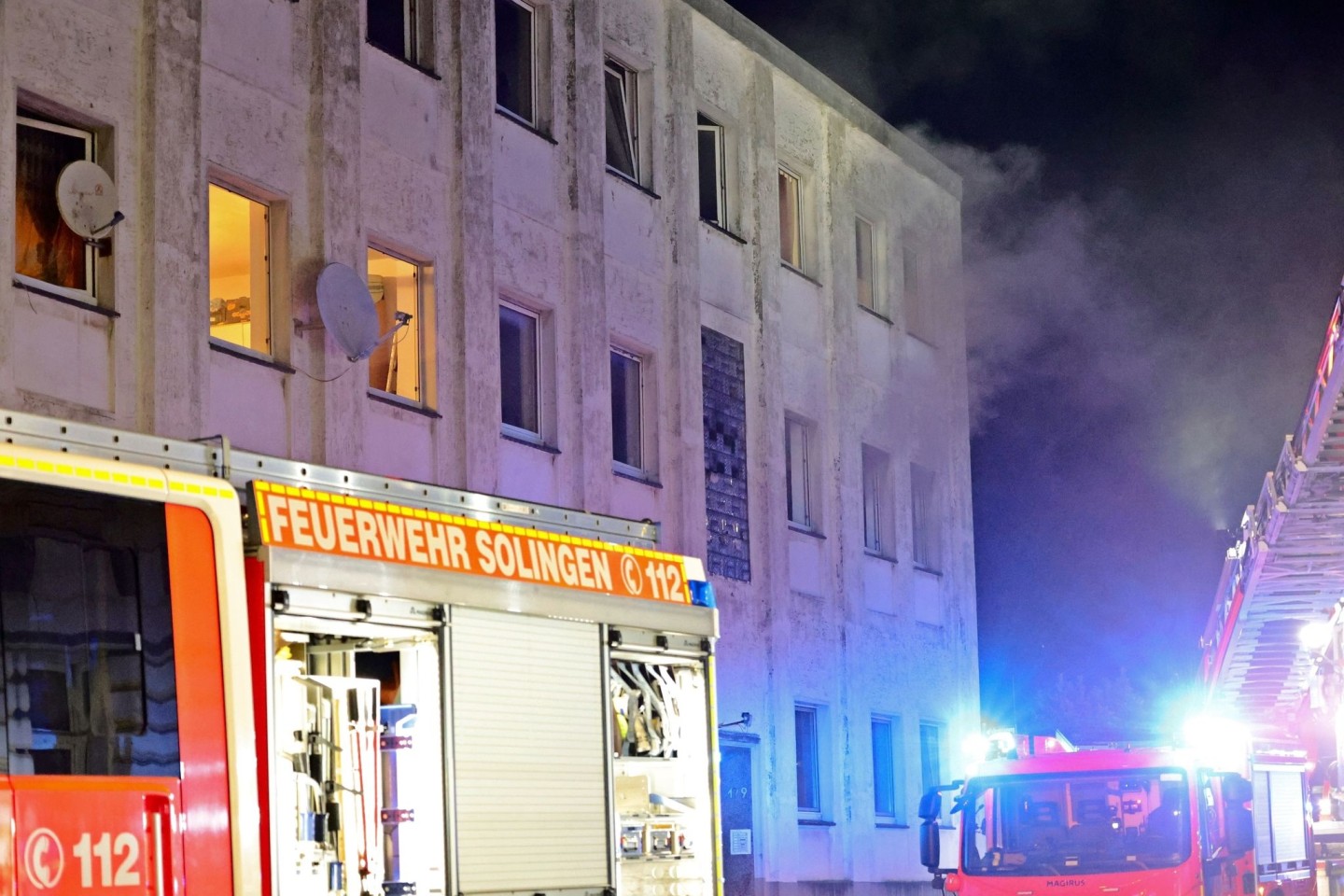 Bei dem Hausbrand in Solingen sind etliche Menschen verletzt worden, darunter auch die Besatzung des ersten eingetroffenen Rettungswagen.