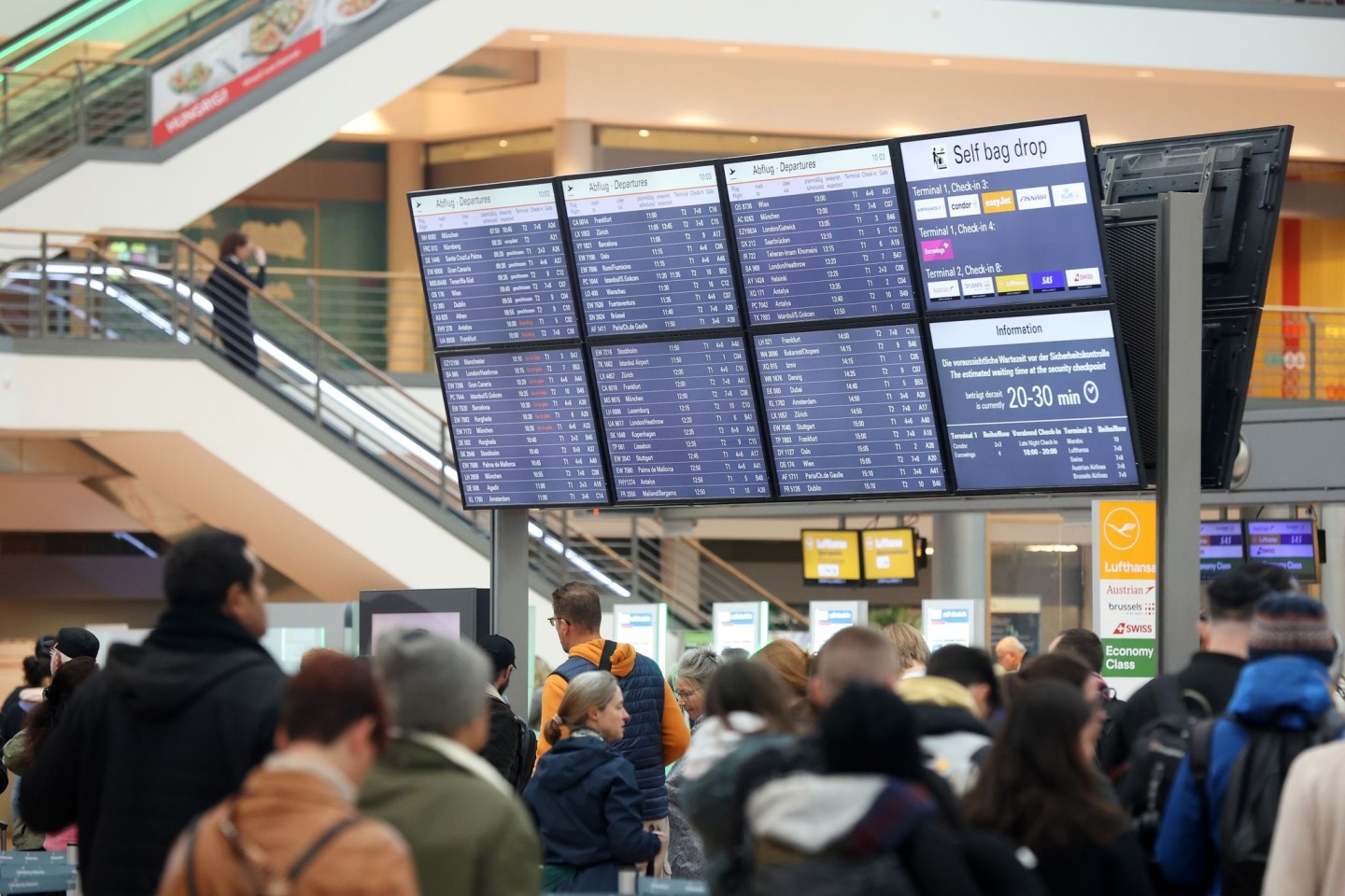 Am Hamburger Flughafen kehrt langsam wieder Normalität ein.