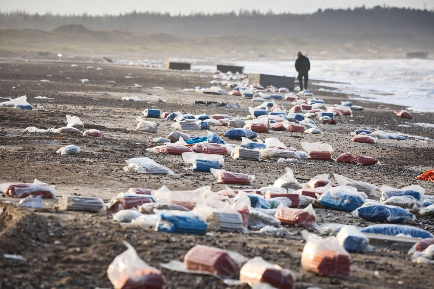 Der Küstenstreifen zwischen Tranum und Slette Strand in Dänemark ist gesäumt von gestrandeten Containern.