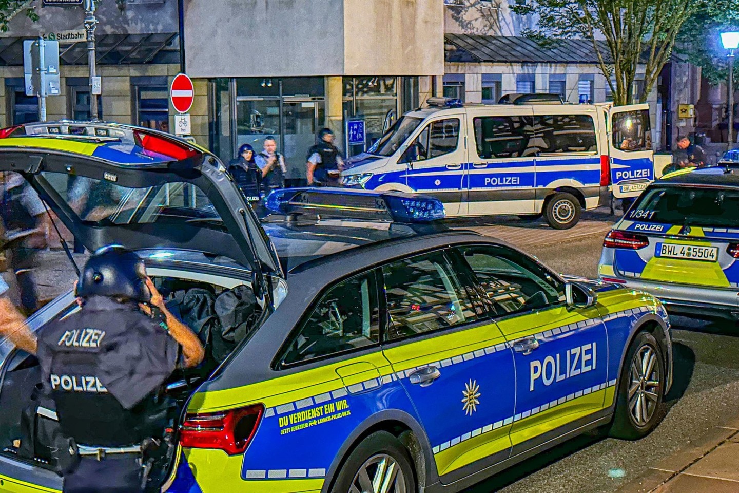 In Weingarten gibt es einen größeren Polizeieinsatz mit einem Hubschrauber, weil eine Frau wohl getötet worden ist.