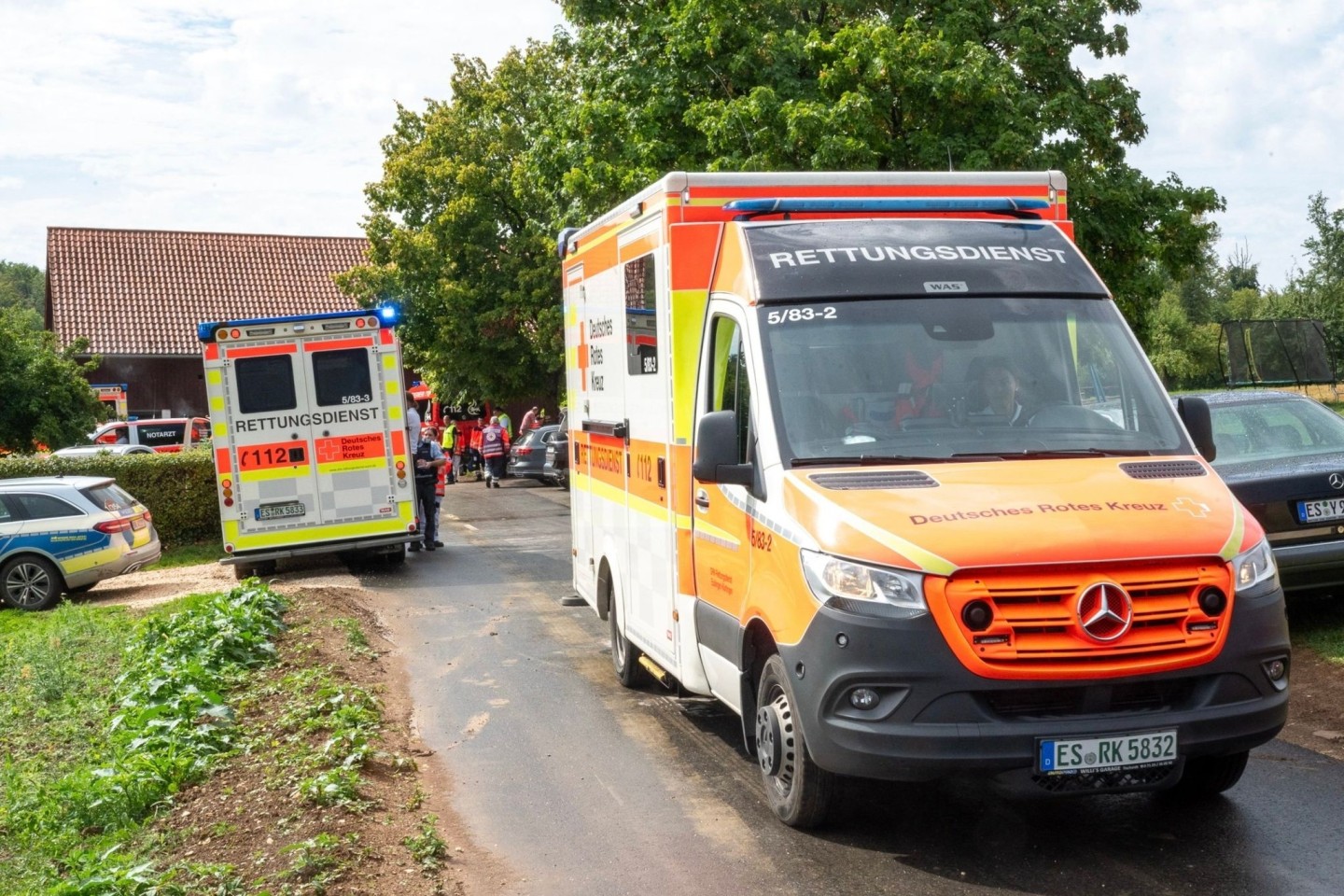 Rettungswagen stehen nach dem Blitzeinschlag nahe der Unglücksstelle bei dem Ausflugslokal.