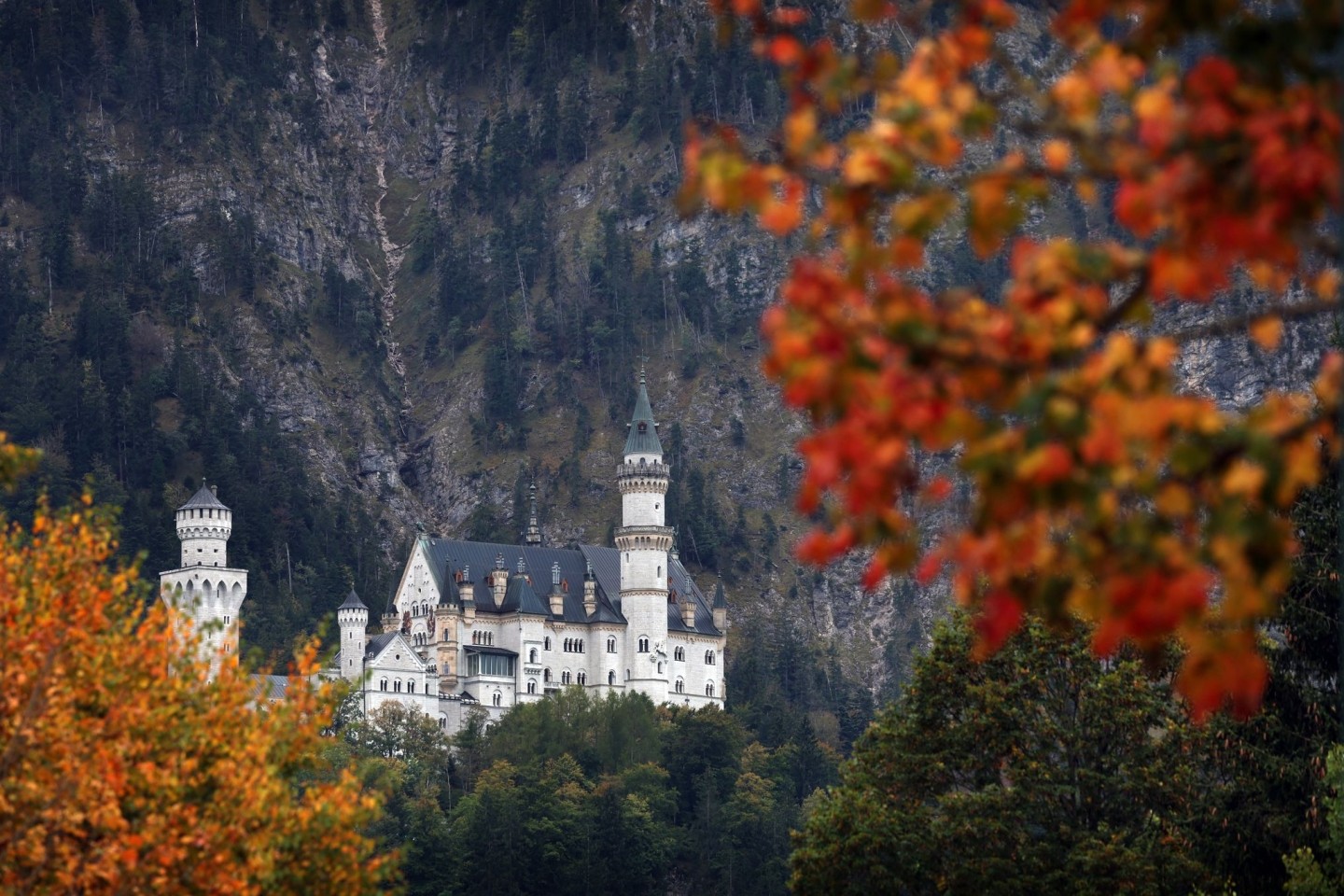 Eine Touristenattraktion als Tatort: Im Juni hatte ein Amerikaner am Schloss Neuschwanstein in Bayern zwei Touristinnen angegriffen - eine der Frauen überlebte die Attacke nicht. (Archivbi...