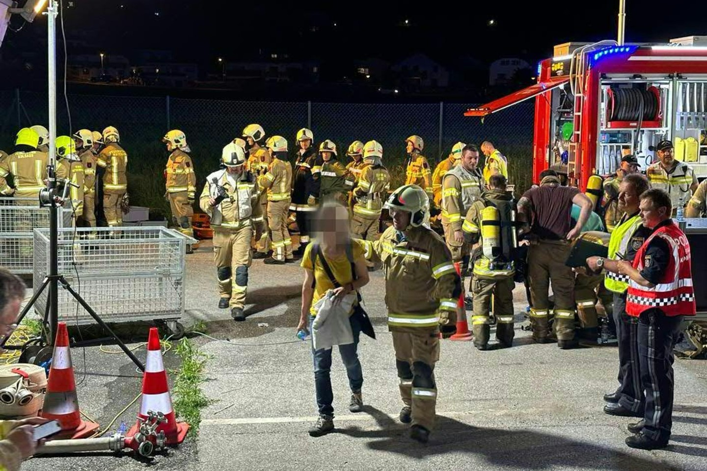 Rettungskräfte sind nach dem Brand im Einsatz. 151 Passagiere wurden aus dem Tunnel evakuiert.