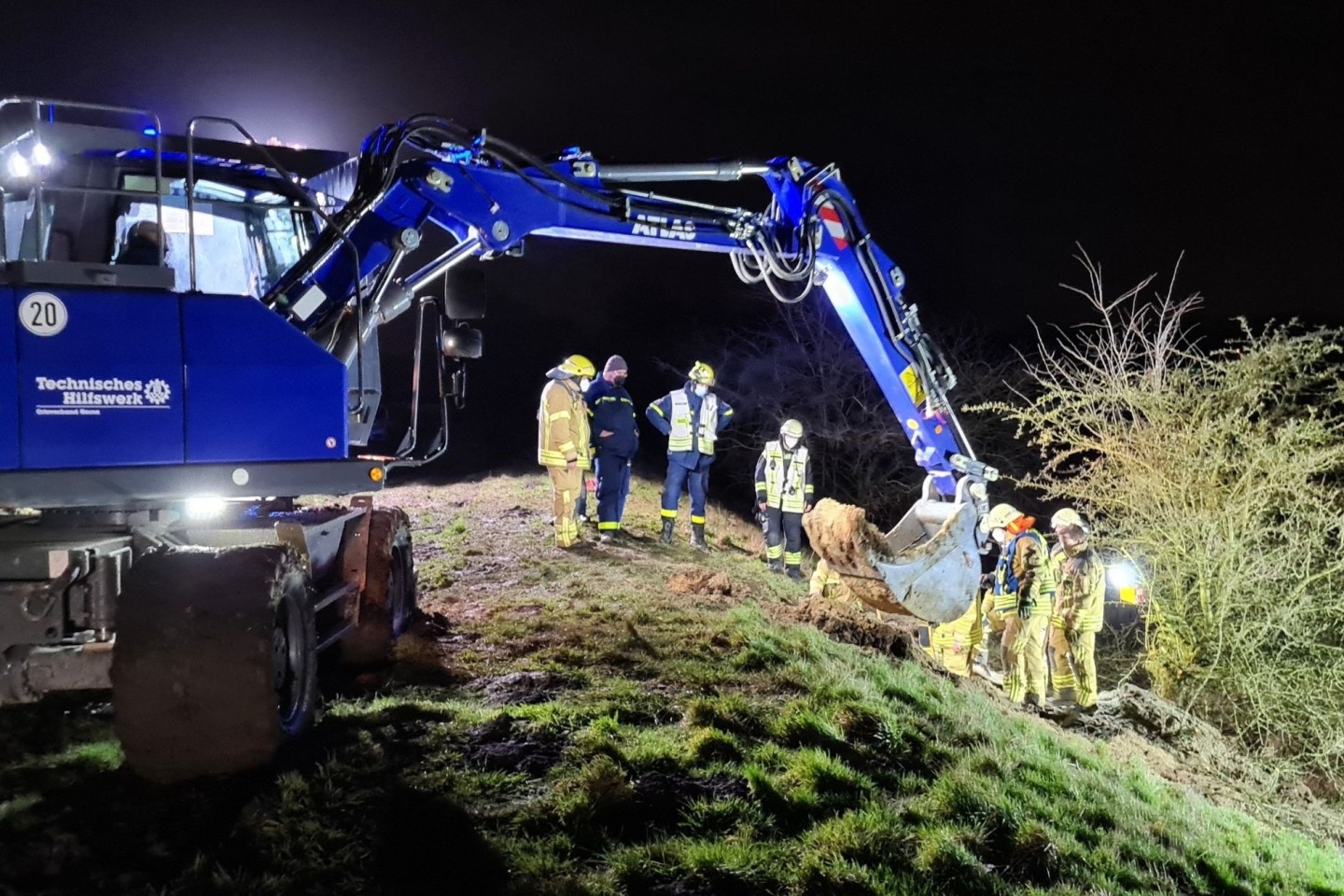 Einsatzkräfte von Feuerwehr und THW graben auf der Suche nach Mischlingshund 