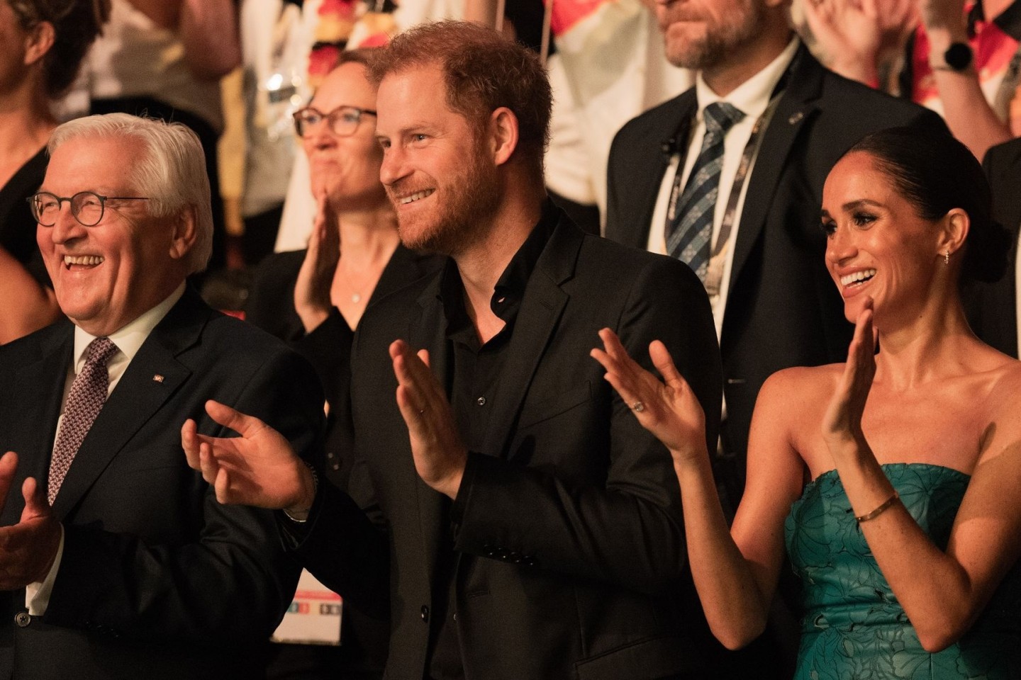 Prinz Harry (M) und seine Frau Meghan bei der Abschlussfeier der 6. Invictus Games in der Merkur Spiel-Arena.