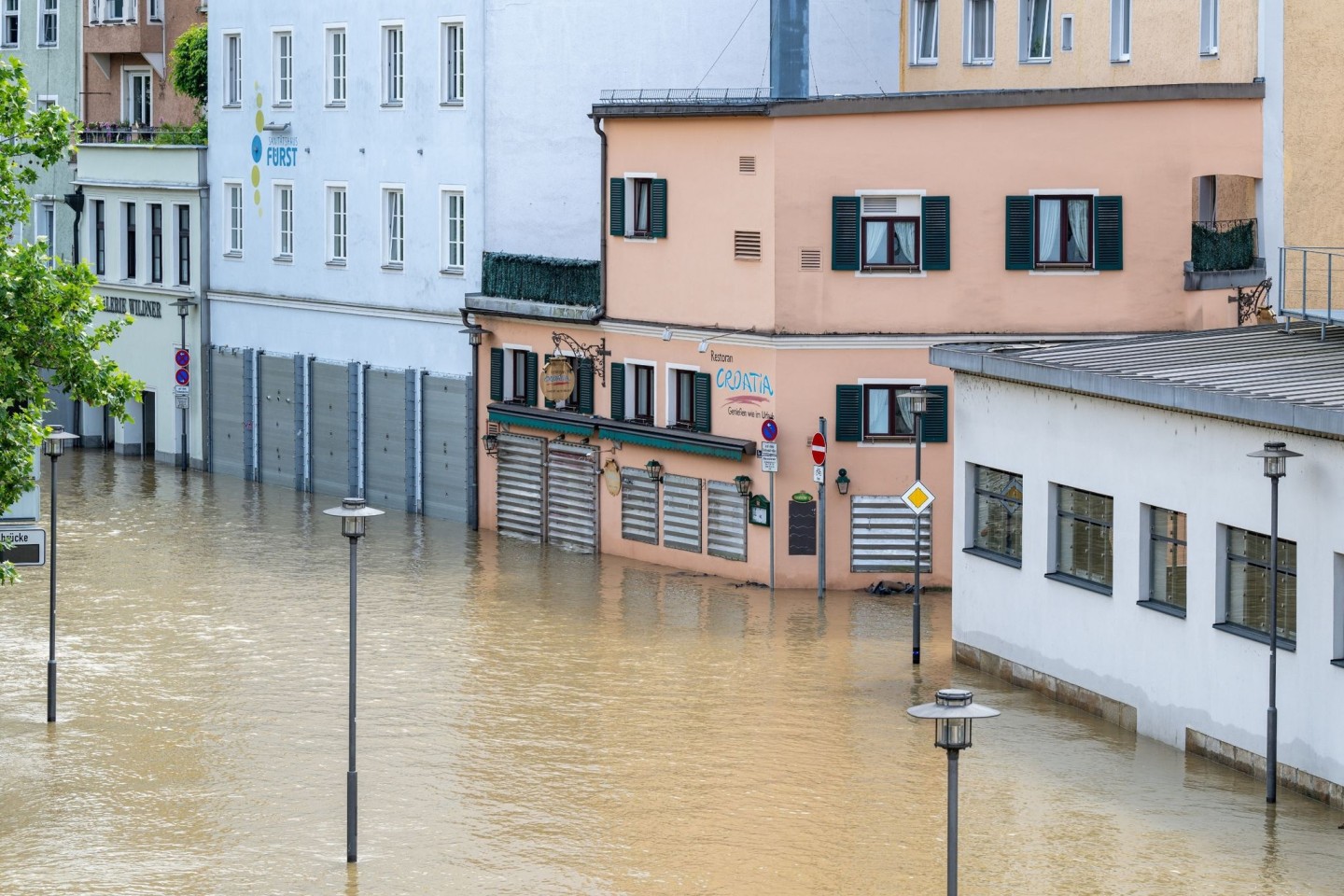 Teile der Altstadt von Passau sind noch immer vom Hochwasser der Donau überschwemmt.