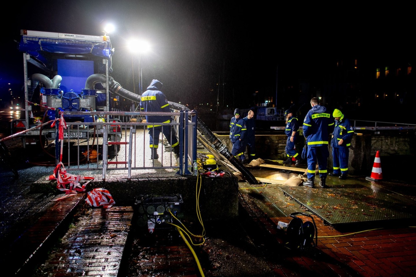 Einsatzkräfte des Technischen Hilfswerks (THW) betreiben am Stadthafen in Oldenburg eine Pumpe, um Wasser von einem Rückhaltebecken in der Innenstadt in die Hunte zu befördern.