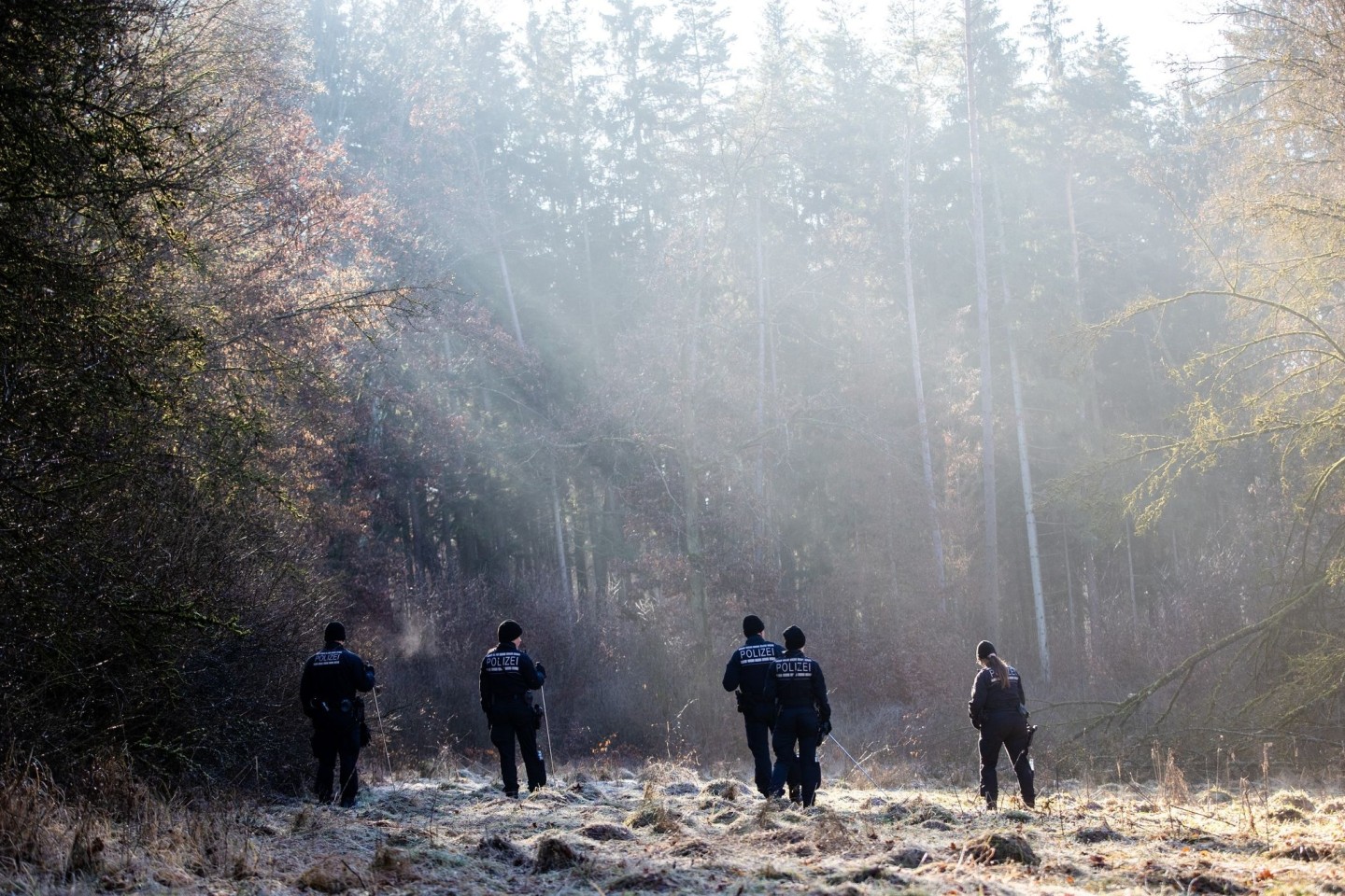 Rund 200 Einsatzkräfte der Polizei, Feuerwehr und des Technischen Hilfswerks beteiligten sich an der Suche nach einer Zweijährigen, die im im baden-württembergischen Landkreis Sigmaringen...