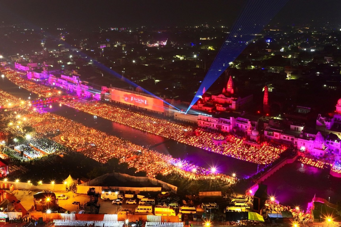 Lampen erhellen die Ufer des Flusses Saryu am Vorabend des hinduistischen Diwali-Festes in Ayodhya.