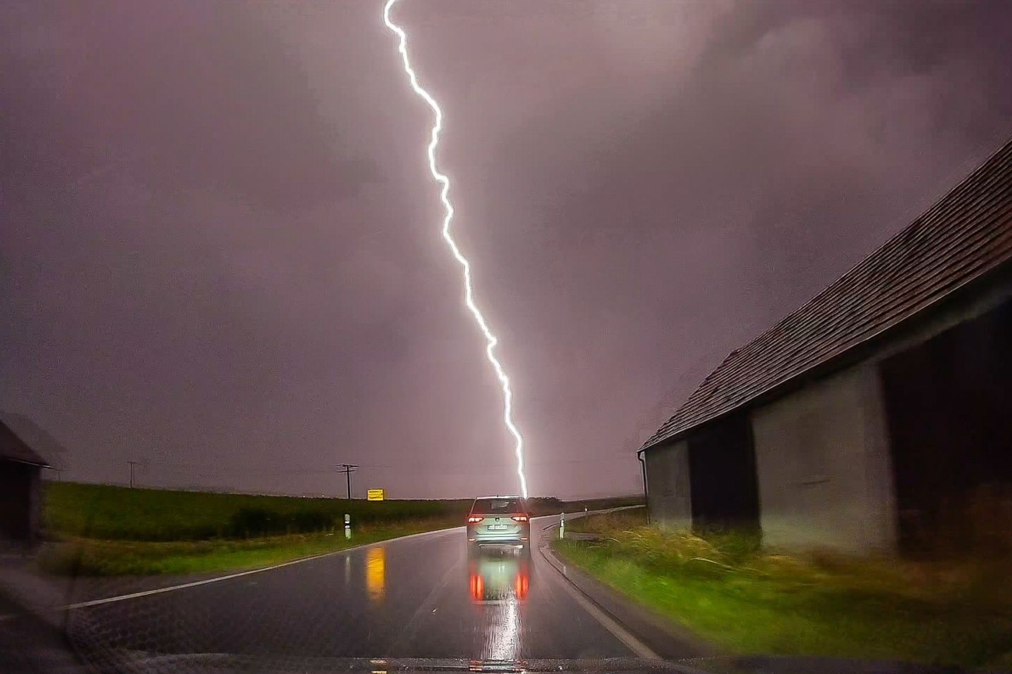 Ein Blitz ist am Himmel über Pförring in Bayern zu sehen.