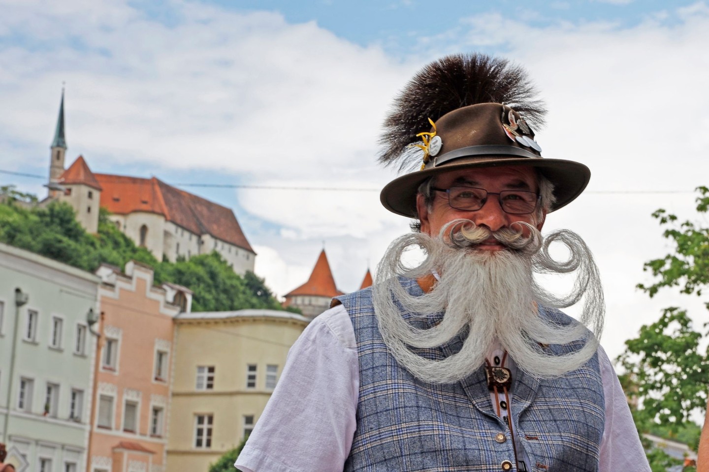 Ein Teilnehmer zeigt sich vor der Kulisse der Burg.