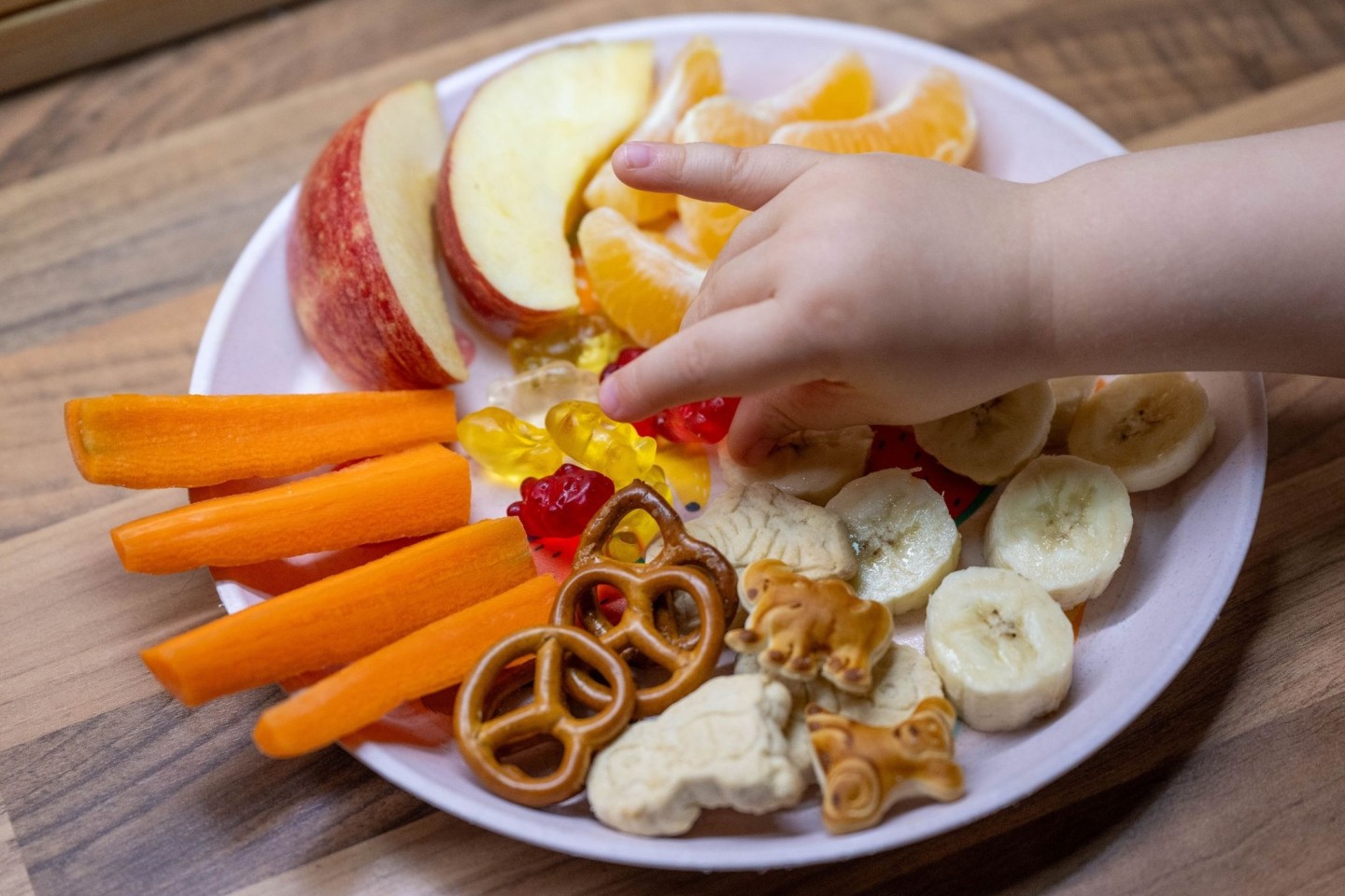 Kinder von vier bis sechs Jahren benötigen der DGE zufolge 1300 bis 1800 Kilokalorien (kcal) täglich. Wichtig sei ein vielseitiges und abwechslungsreiches Angebot an Nahrungsmitteln.