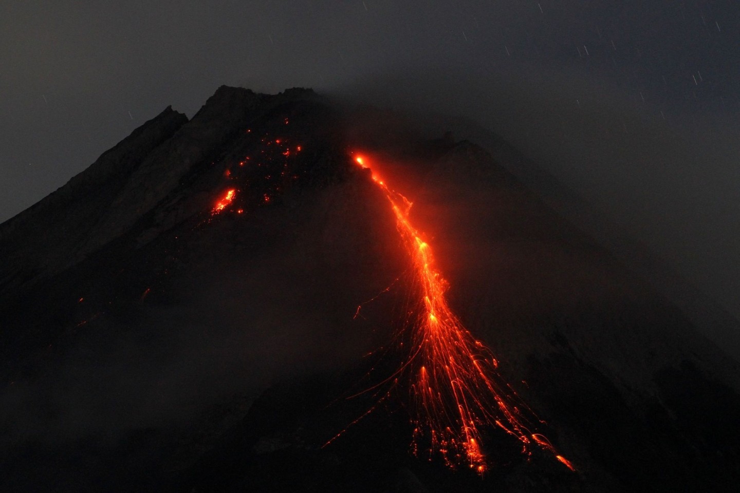 Der Berg Merapi spuckt Lava.