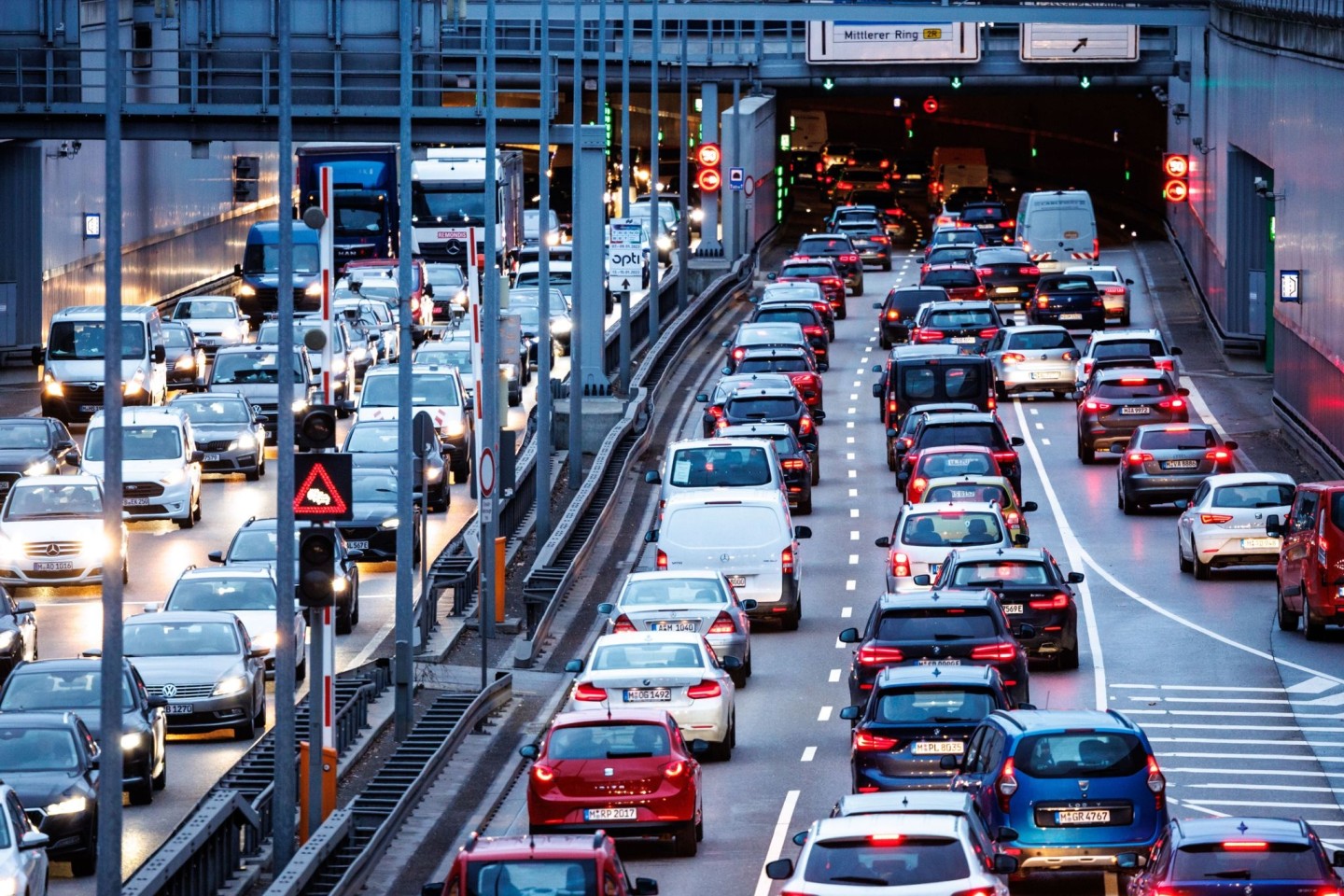 Feinstaub entsteht etwa durch den Betrieb von Autos, Heizungen in Wohnhäusern oder der Industrie, aber auch in der Landwirtschaft.