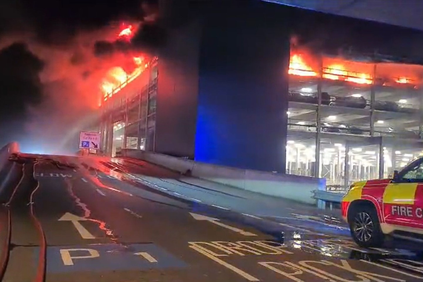 Flammen in einem Parkhaus am Londoner Flughafen Luton.