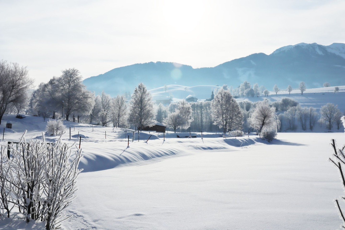 Blick über die idyllische Winterlandschaft rund um den Ritzensee im österreichischen Saalfelden.