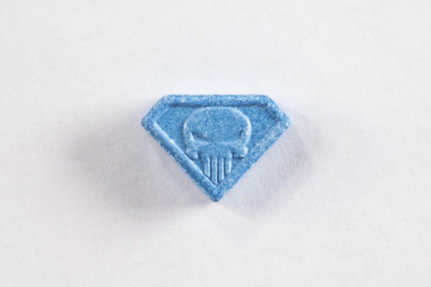 Als «Blue Punisher» wird eine besondere Erscheinungsform von Ecstasy-Tabletten bezeichnet. Herkunft und Wirkstoff können davon unabhängig variieren. Zuletzt waren solche Pillen durch ein...