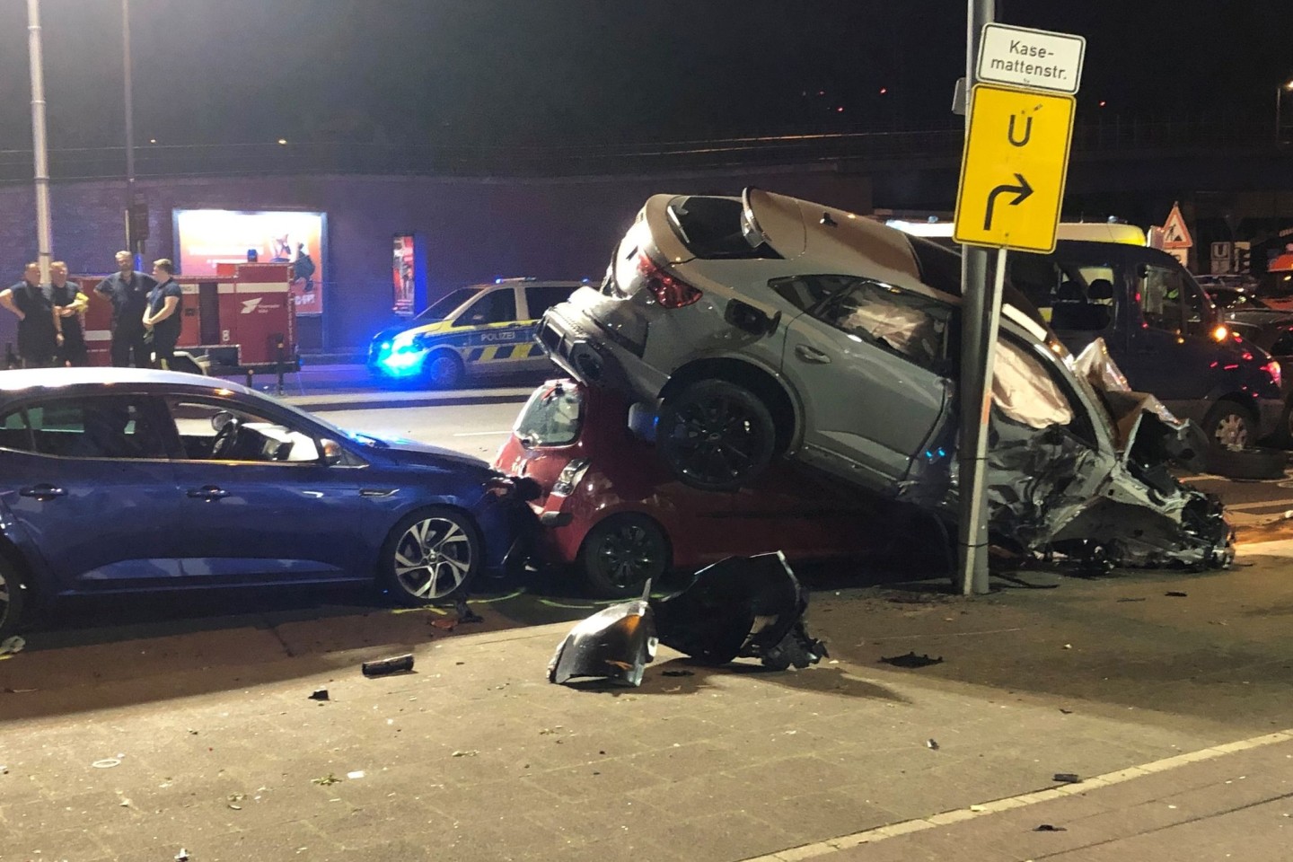 Unfallfahrzeuge türmen sich in Köln.