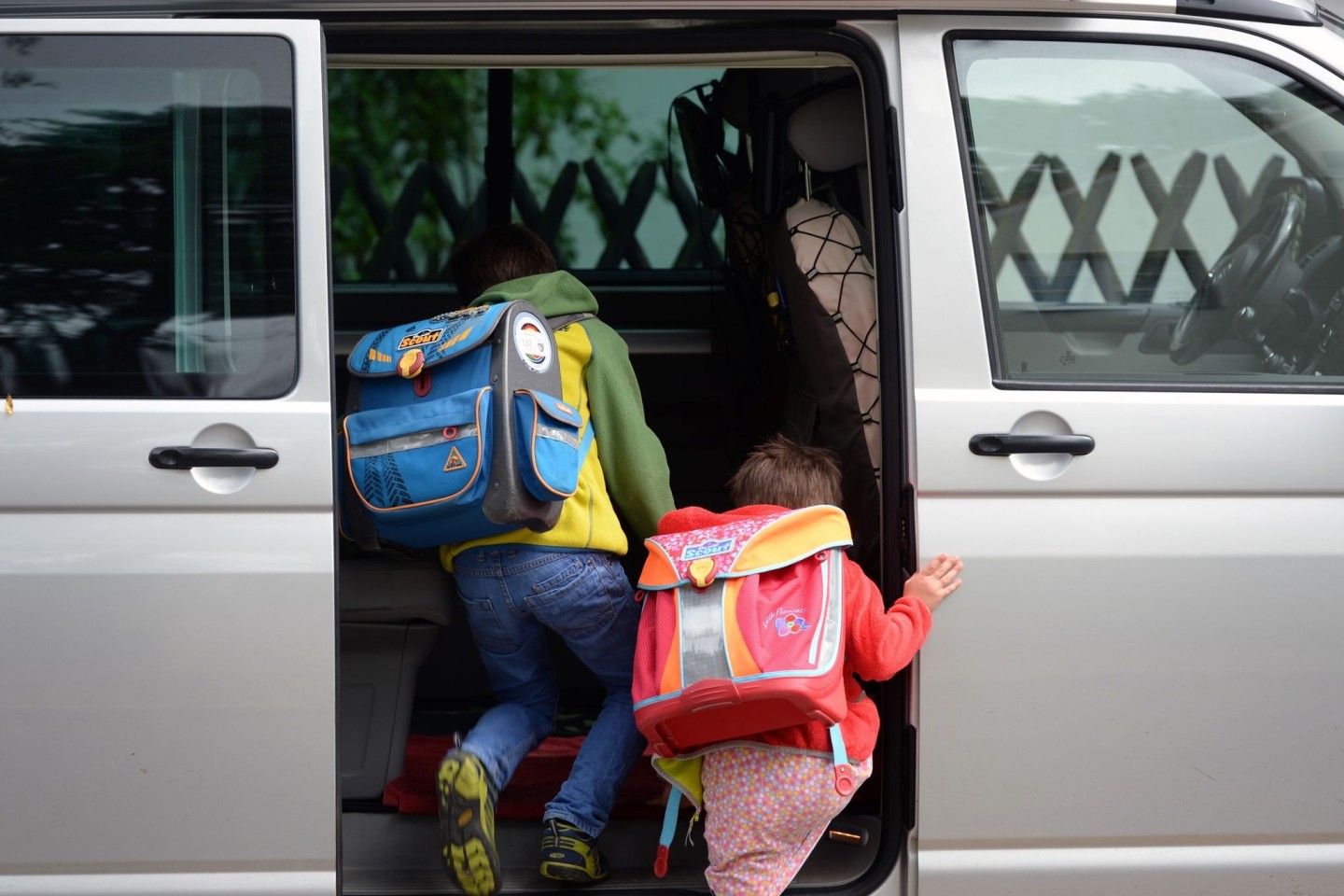 Kinder werden mit dem motorisierten Individualverkehr in die Schule gebracht.