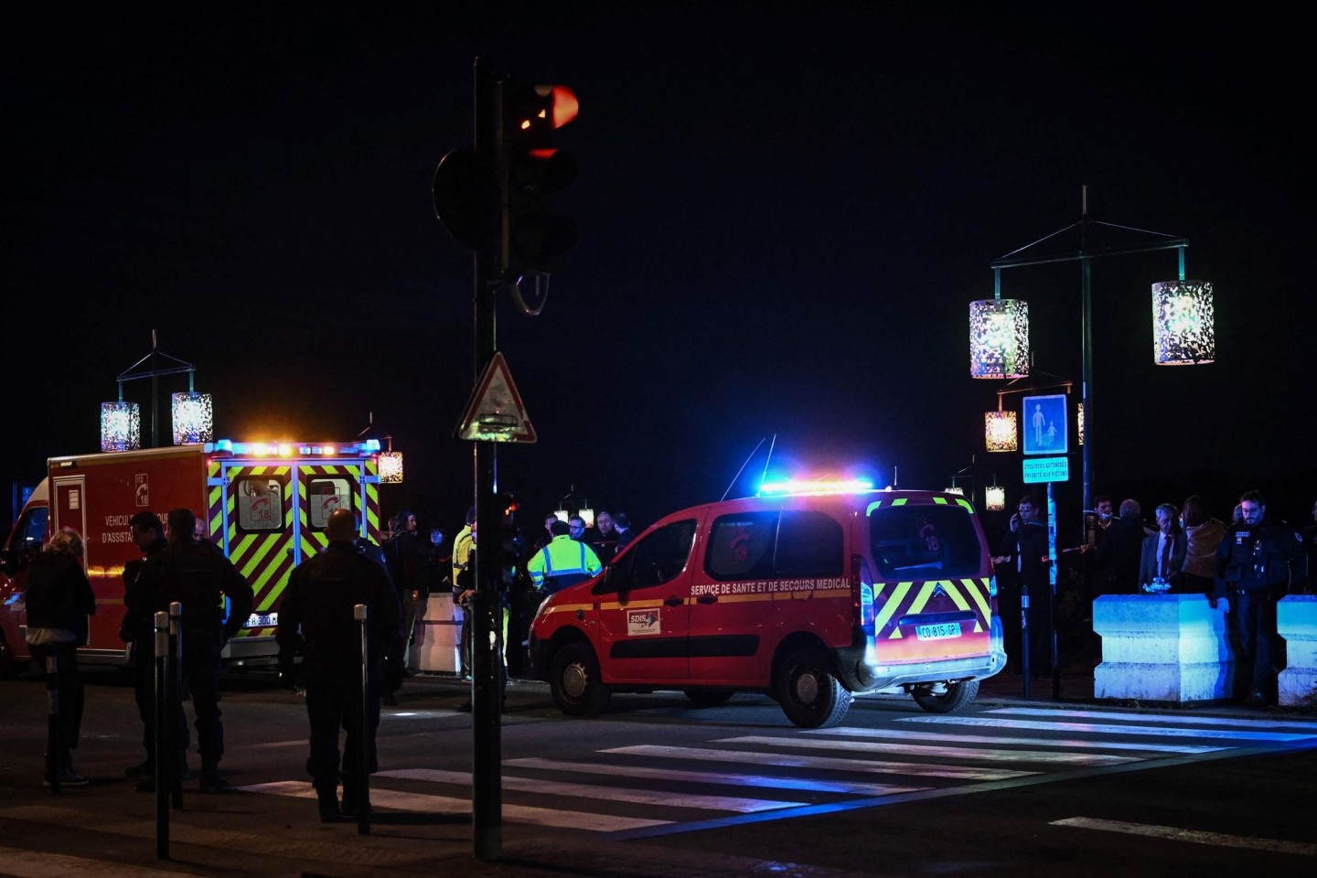 Polizeibeamte und Rettungskräfte sperren eine Straße ab, nachdem ein Mann hier Menschen attakiert hat.