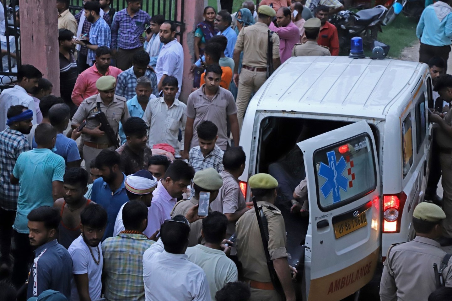 Bei einer Massenpanik in Indien sind mindestens 107 Menschen gestorben - vor allem Frauen und Kinder.